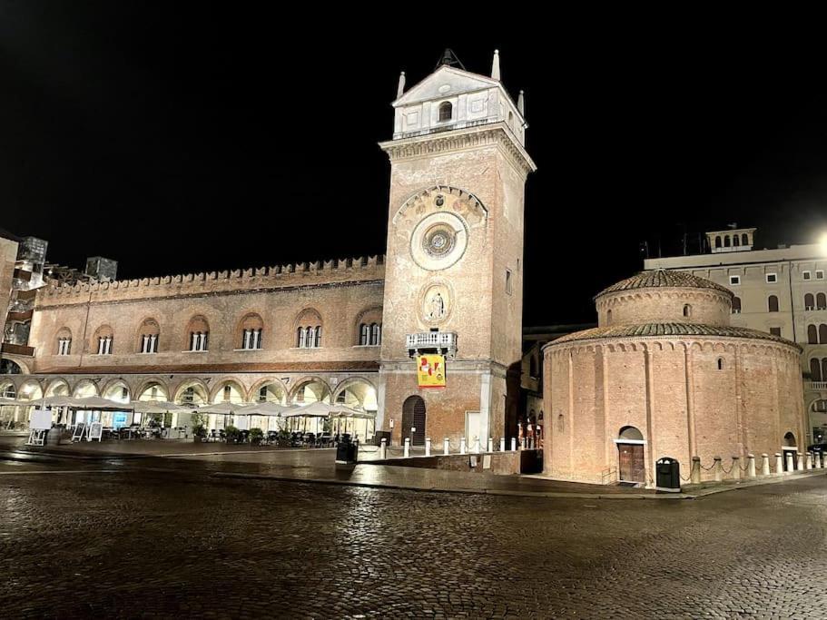 Wonderful Central Apartment! Mantova Bagian luar foto