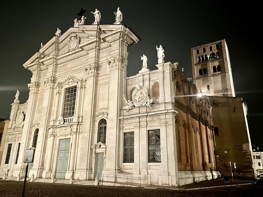Wonderful Central Apartment! Mantova Bagian luar foto