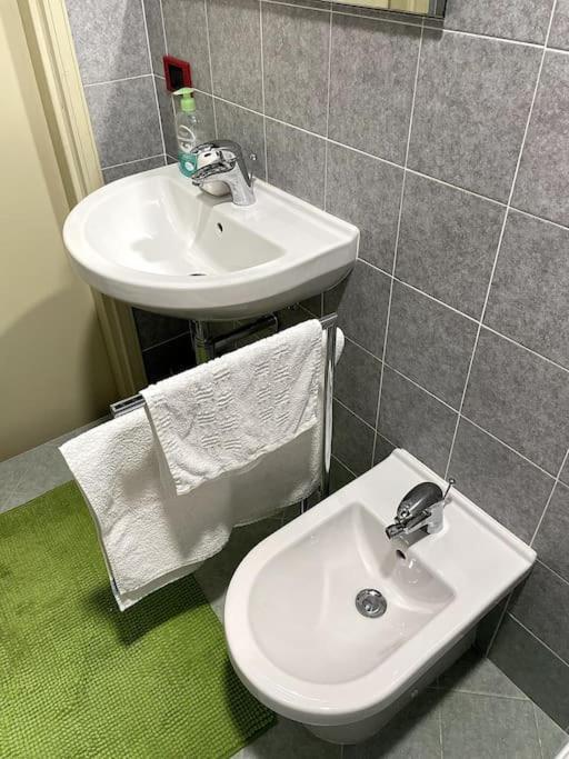 Wonderful Central Apartment! Mantova Bagian luar foto